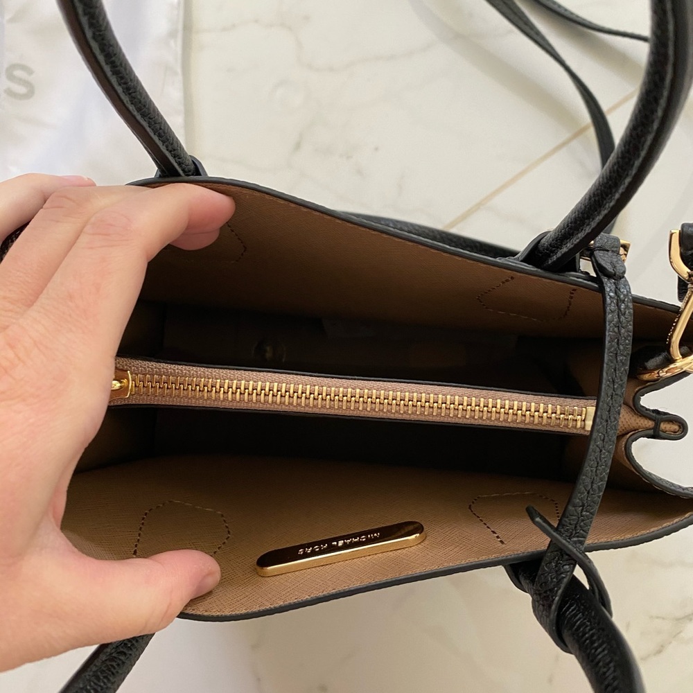 Michael Kors messenger bag - Picture 6 of 8